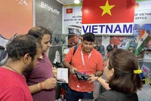 越南鞋类展位。（图片来源：越通社）