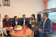 看望慰问旅居德国烈士家属。（图片来源：越通社）