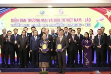 越南与老挝合作谅解备忘录和经济合同交接仪式。（图片来源：越通社）