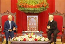 越共中央总书记阮富仲（右）会见老挝人民革命党中央宣训部部长坎潘·佩亚翁。