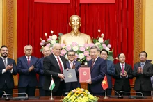 越南公安部部长苏林与巴勒斯坦国内政部部长齐亚德·哈巴瑞签署了关于预防打击犯罪的合作协议。（图片来源：越通社）