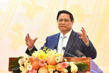 越南政府总理范明正在会上发表讲话。