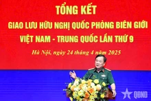 越共中央委员、中央军委常务委员、国防部副部长黄春战上将主持会议。（图片来源：人民军队报）