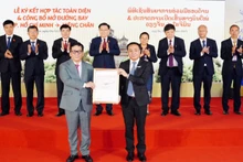 越南国会主席王廷惠出席越捷和老挝航空合作协议签字仪式。