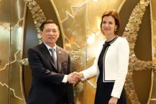 越南财政部长胡德福与卢森堡证券交易所首席执行官朱莉·贝克尔亲切握手。（图片来源：越通社）