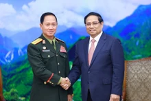 范明正总理会见老挝国防部长坎良·乌塔凯松。（图片来源：越通社）