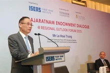 越共中央对外部部长黎怀忠在2025年拉惹勒南基金会对话会上发表讲话。（图片来源：越通社）
