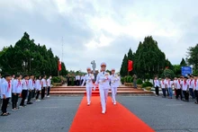 广宁省姑苏县县委、人民委员会在岛上举行升国旗仪式。