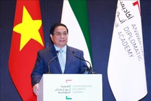 越南政府总理范明正在安瓦尔加尔加什学院发表讲话。