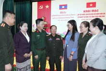 越南人民军与老挝人民军代表交谈。