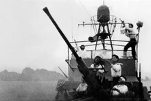 1964年8月5日，越南人民海军在下龙湾上空对美国战机进行反击。（图片来源：资料图）