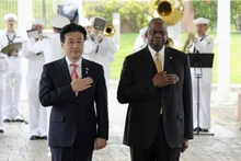 日本防卫大臣木原稔同美国防长劳埃德·奥斯汀。（图片来源：日本共同社）