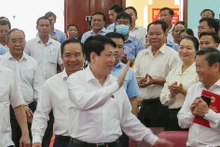 国家主席梁强会见古芝县选民。 