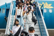 中国游客抵达庆和省。