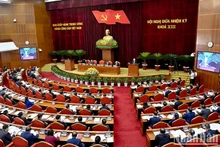 越共十三届中央委员会任期中期会议5月16日进入第二个工作日。