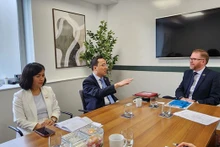 越南驻英国大使阮黄龙会见贝尔法斯特市商会主席西蒙·汉密尔顿。(图片来源:越通社)