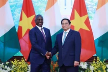 越南政府总理范明正会见科特迪瓦国民议会议长比克多戈。（图片来源：越通社）
