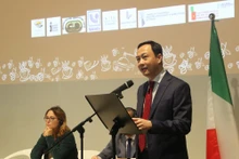 越南驻意大利大使杨海兴在论坛开幕式上致辞。（图片来源：越通社）