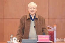 越共中央总书记、中央反腐败反消极指导委员会主任阮富仲在会议上发表讲话。