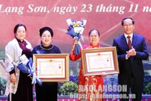 谅山省人民委员会常务副主席杨春煊及省委民运部部长甲氏北向2位“人民艺人”赠送鲜花并授予称号。（图片来源：谅山报）