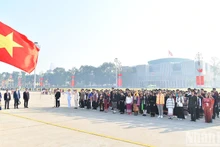 优秀典范少数民族学生、大学生、青年代表团向胡伯伯报功【组图】