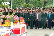 援老越南志愿军和专家烈士追悼会和安葬仪式在奠边省举行。（图片来源：越南之声）