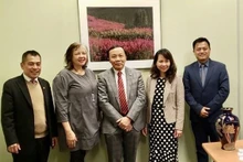 越南驻加拿大温哥华总领事阮光忠（中）前来访问育空地区，以促进越南与该地区的全面合作关系。（图片来源：越通社）