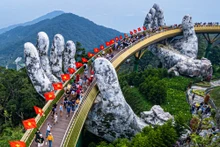 岘港市巴拿山上的金桥。（图片来源：广南报）