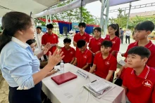 为宣光省咸安高中学生提供就业宣传和指导。