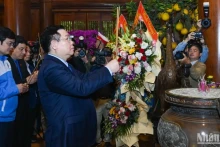越南国会主席王廷惠莅临金莲特别遗址区和桩盆国家历史遗址区敬香