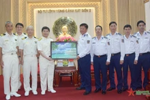 广南省的海警第二区司令部领导向日本海上保安厅代表团赠送纪念品。（图片来源：人民军队报）