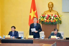 越共中央委员、国会科学技术与环境事务委员会主任黎光辉发表讲话。