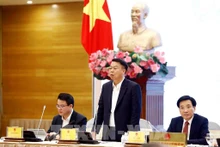 越南财政部副部长阮德芝在新闻发布会上发言。