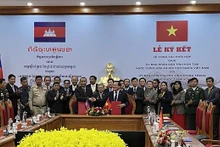 两省代表共同签署谅解合作备忘录。（图片来源：越通社）