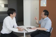 伊藤刚教授接受采访。（图片来源：越通社）