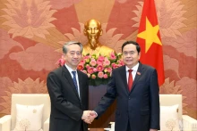 越南国会主席陈青敏与中国驻越南大使熊波。