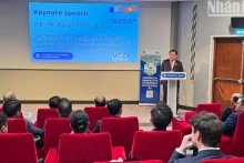 隆安省人民委员会副主席黄文山在会上发表讲话。