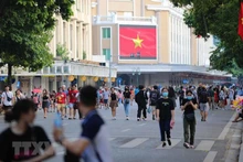 9月3日下午，大量人民和游客来到还剑湖步行空间。（图片来源：越通社）
