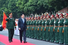 越南国家主席梁强检阅仪仗队。