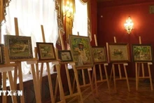 画展上的绘画作品。