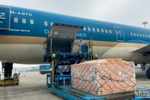 越南航空向缅甸运送近30吨救援物资。