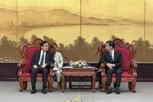 岘港市人民委员会副主席陈志强（右）与中国山东省副省长宋军继。