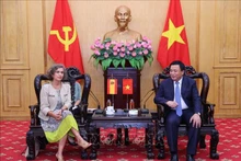 胡志明国家政治学院院长、中央理论委员会主席阮春胜会见西班牙驻越大使卡门·卡诺·德拉萨拉。
