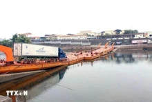 春节后2370吨货物在海安（Km3+4）临塔浮桥通道顺利通关。（图片来源：越通社）