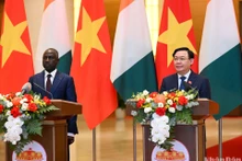 越南国会主席王廷惠在与科特迪瓦共和国国民议会议长阿达马·比克多戈。
