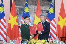 潘文江大将与马来西亚国防部长穆罕默德·哈桑签署了防务合作谅解备忘录。（图片来源：前锋报）