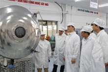 北宁省人民委员会主席王国俊已走访参观和实际考察本省部分科技企业。（图片来源：越通社）