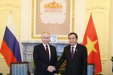 俄罗斯总统普京访越期间会见了越南国会主席陈青敏。（图片来源：越通社）