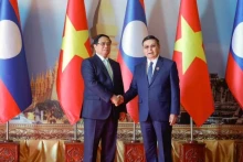 越南政府总理范明正会见老挝国会主席赛宋蓬·丰威汉。