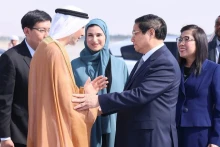 阿联酋官员来到机场送行范明正总理与夫人一行。